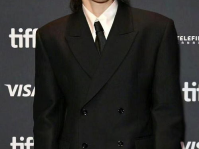 向佐换造型师了