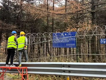 秦岭保护区铁网上装带刺铁丝环引争议