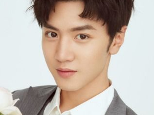 陈哲远手术取钢钉后首亮相