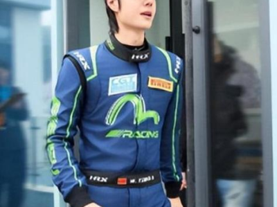 新疆雪域邂逅王一博：滑雪场上的青春风采