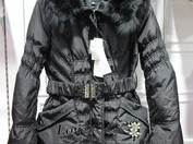 黑色长款羽绒服：冬季时尚搭配指南